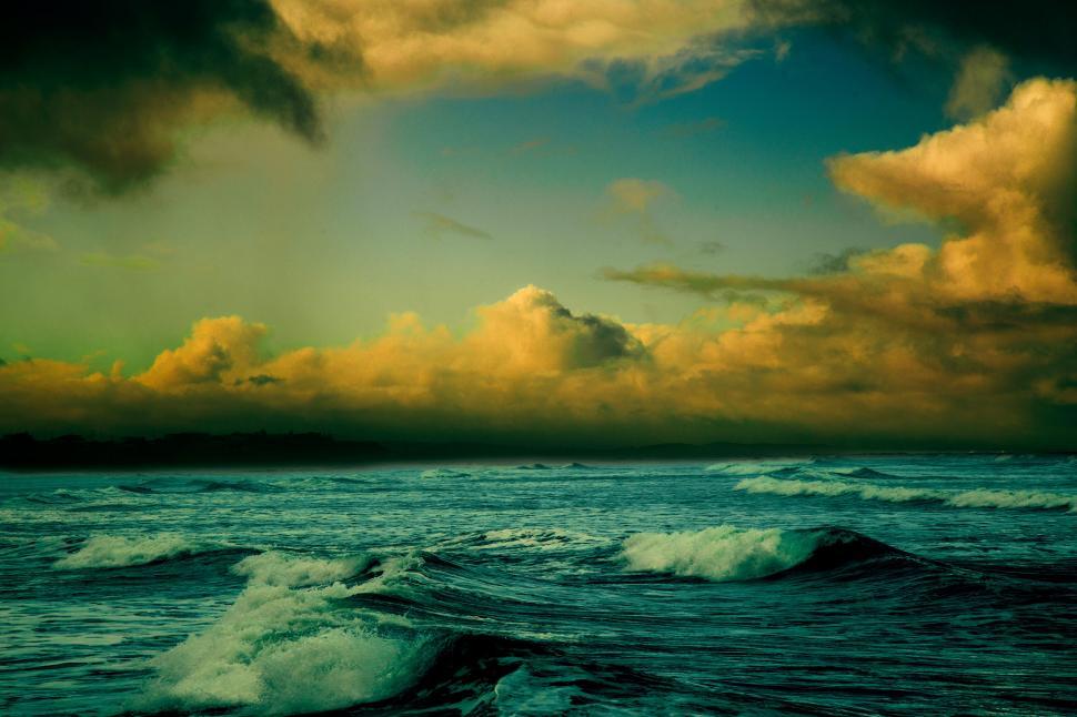 Free Image of Dramatic ocean waves under stormy skies 