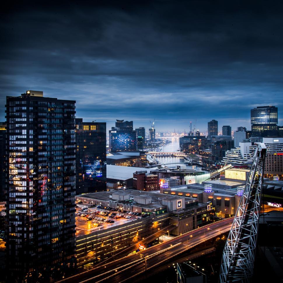 Free Image of City skyline from high angle at dusk 