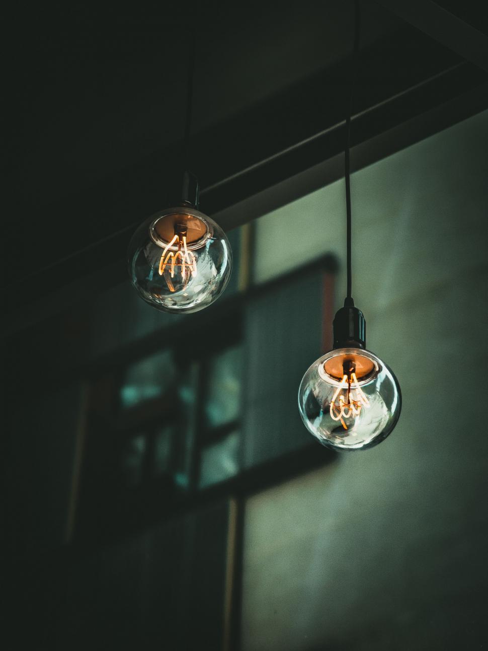 Free Image of Hanging light bulbs with filaments 