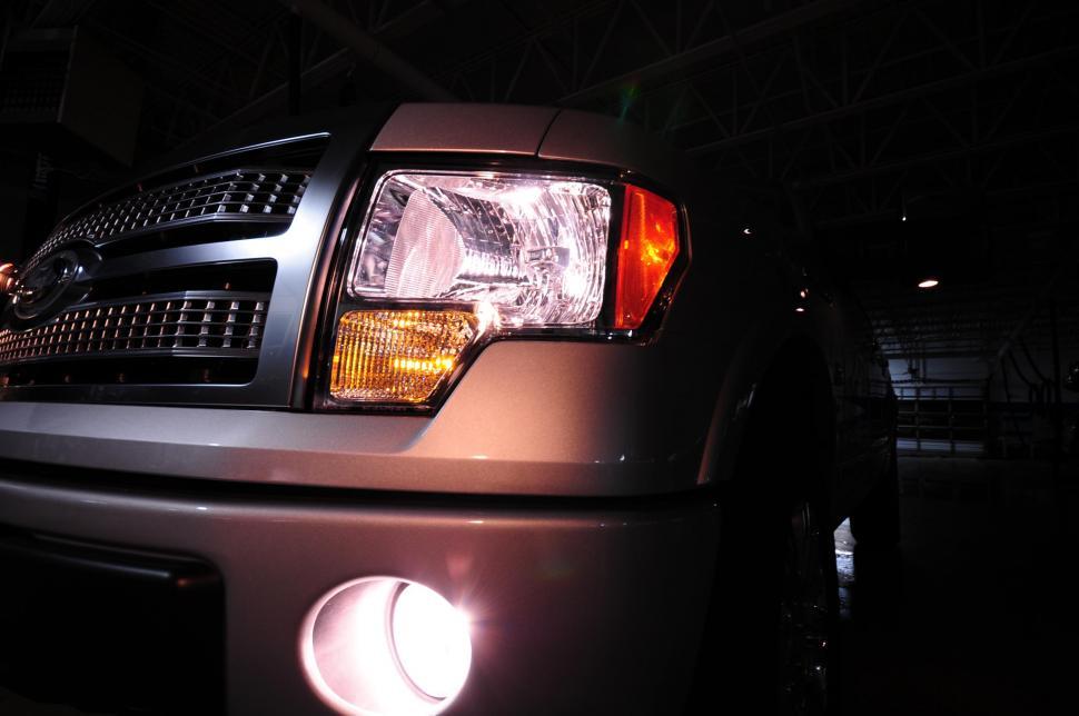 Free Image of SUV headlights 