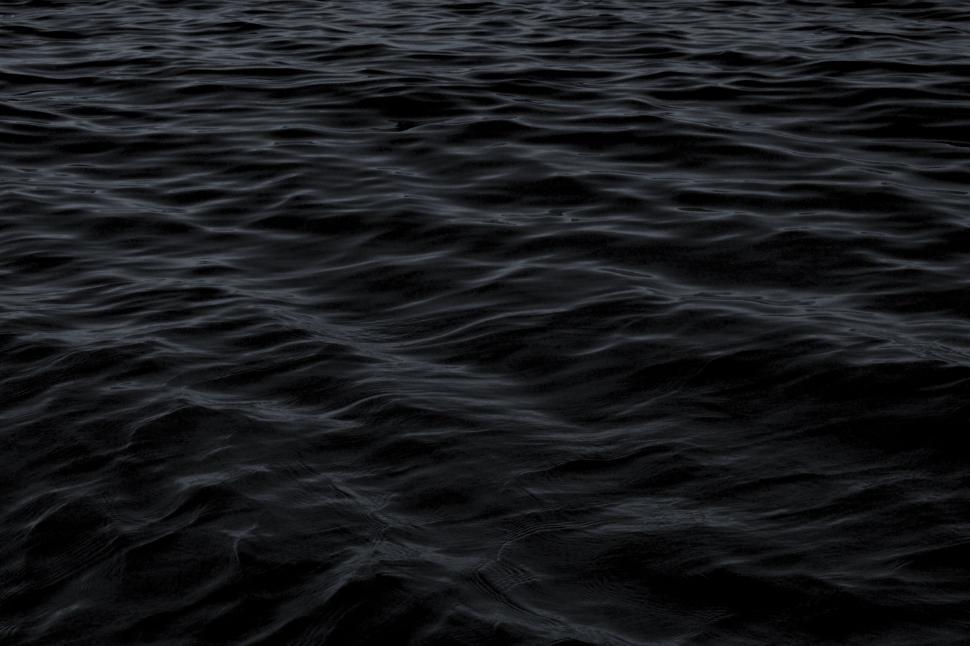 Free Image of Dark and moody texture of water waves at night 