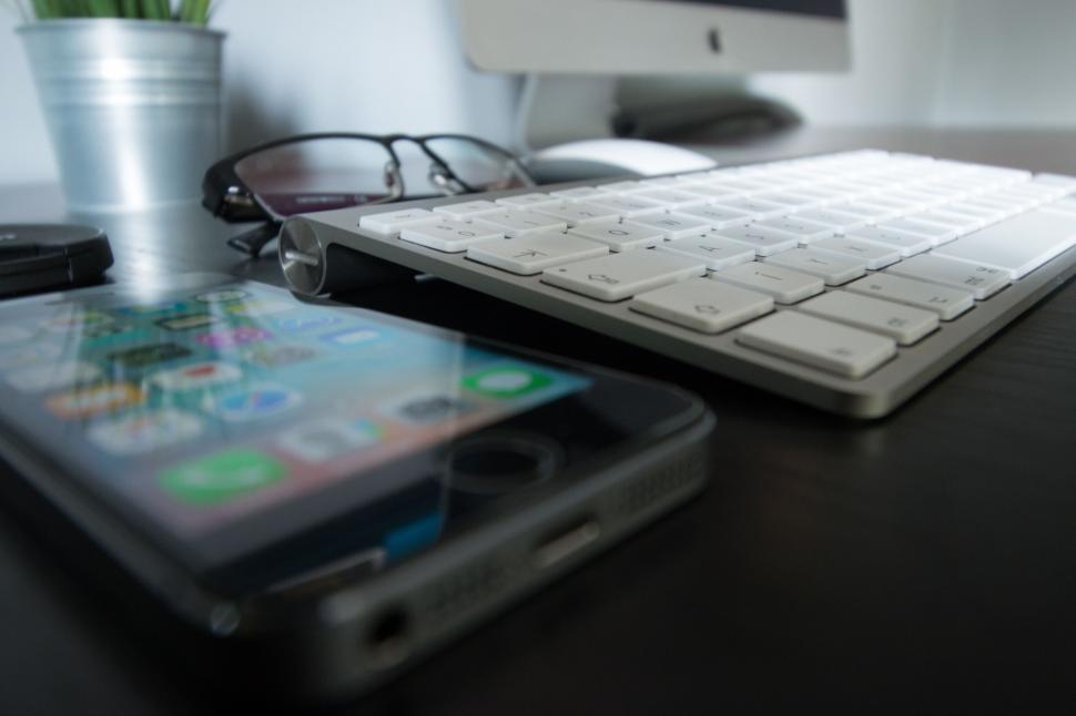 Free Image of Office desk with smartphone and keyboard 