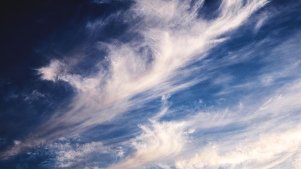Free Image of Wispy cirrus clouds against a blue sky 