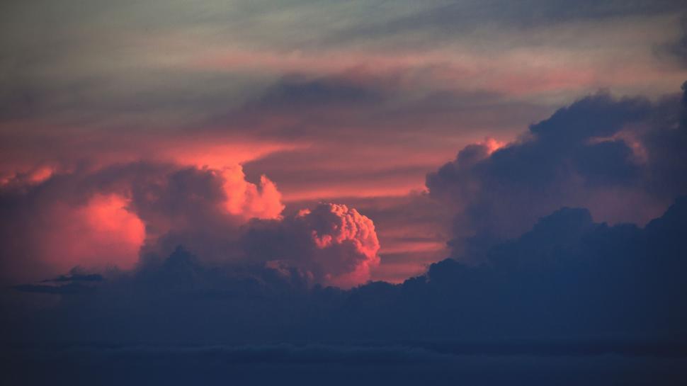 Free Image of Dramatic cloudscape with vibrant sunset colors 