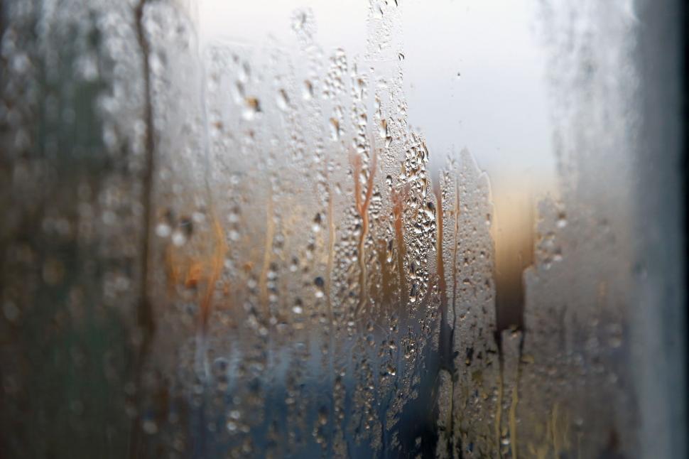 Free Image of Condensation on glass with blurred background 