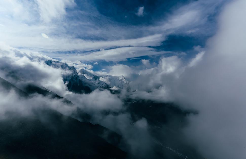 Free Image of Majestic mountain peaks shrouded in clouds 