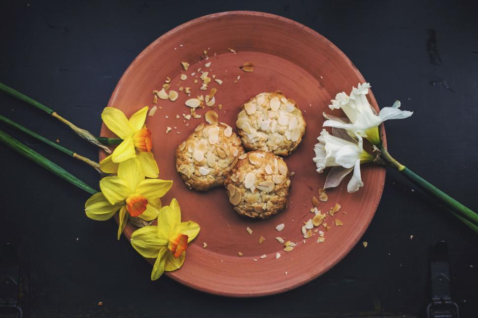 Free Image of Almond cookies on a terracotta plate with flowers 