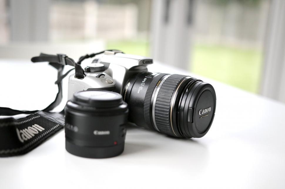 Free Image of Professional camera with zoom lens on table 
