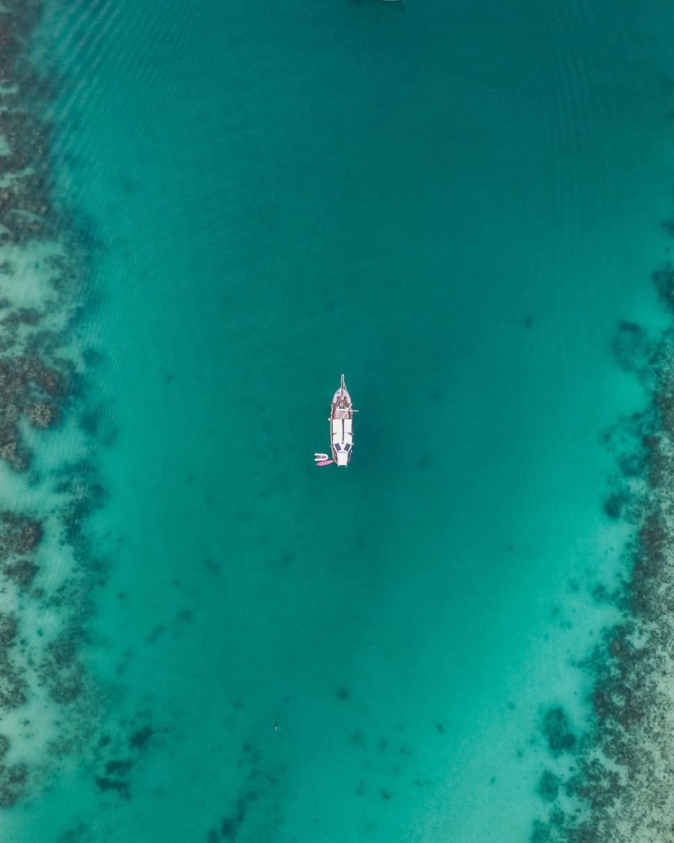 Free Image of Aerial view of boat on clear sea 