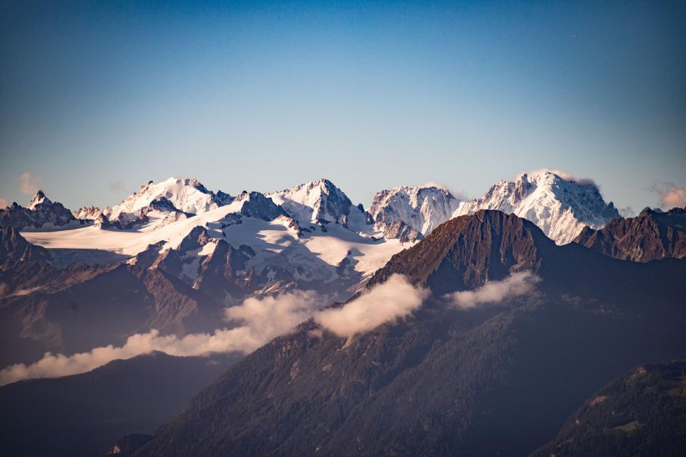 Free Image of Breathtaking snowy mountain peaks and clouds 