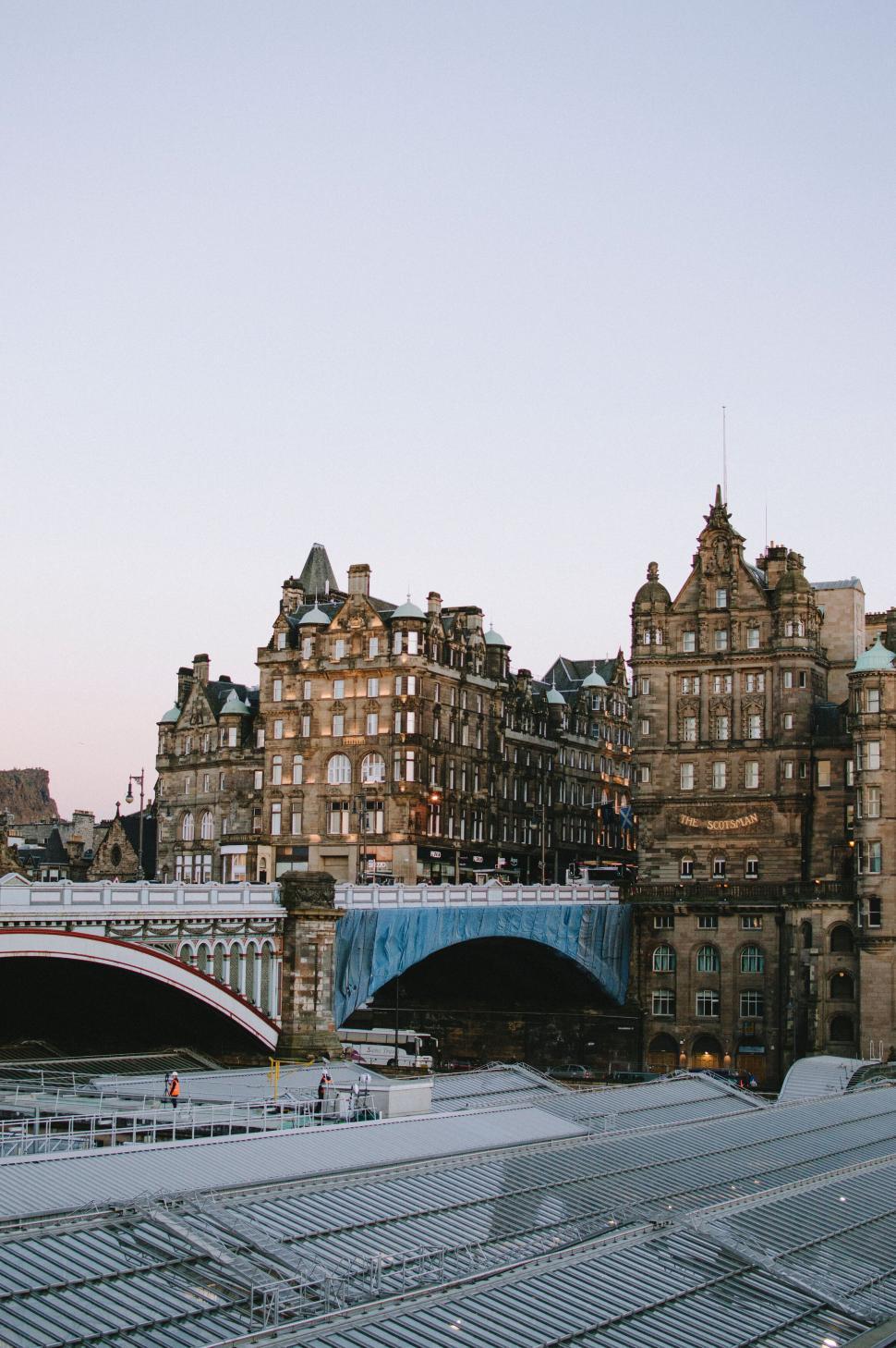 Free Image of Historic buildings in Edinburgh at dusk 
