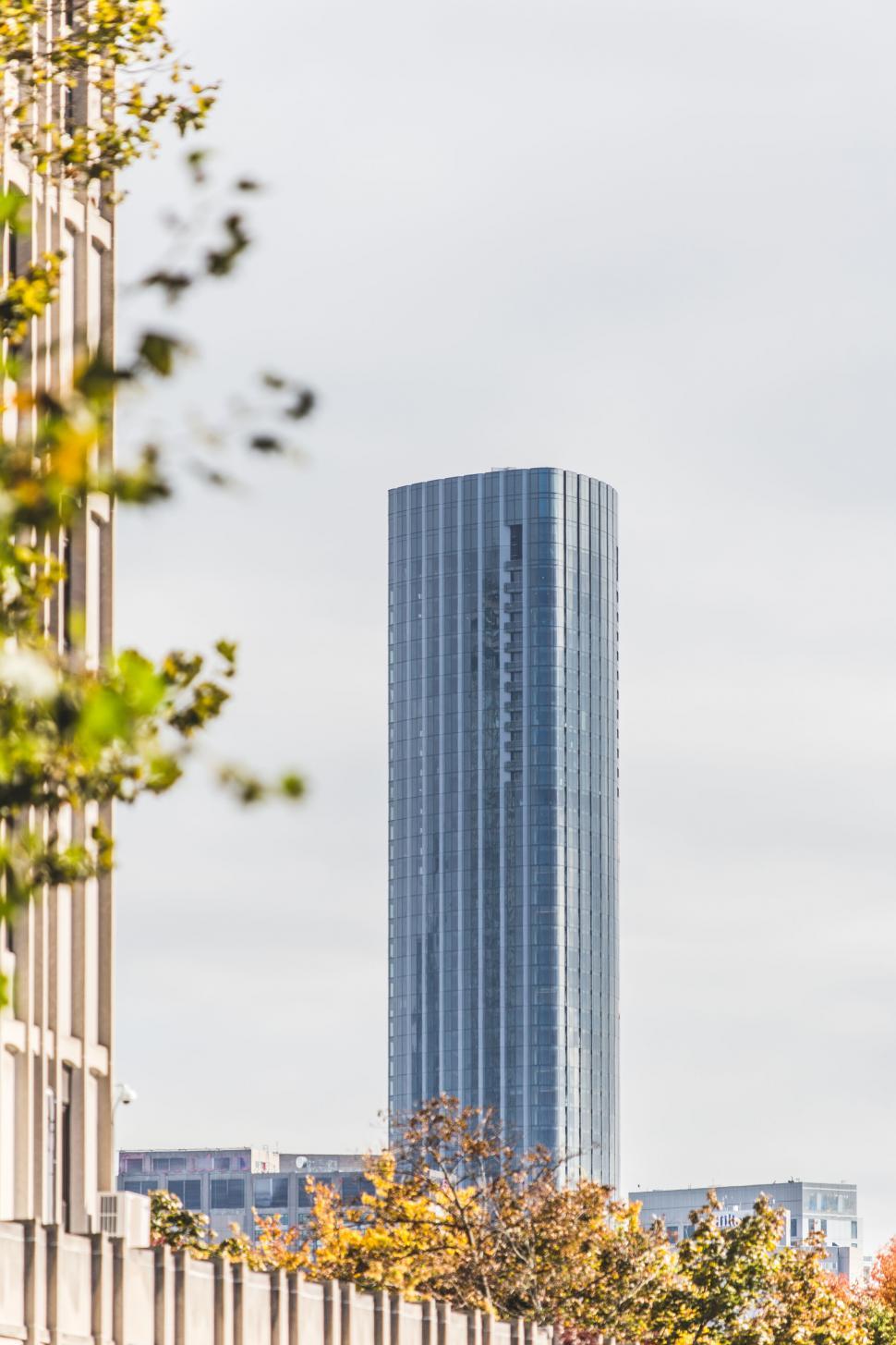 Free Image of Modern skyscraper towering over the city 