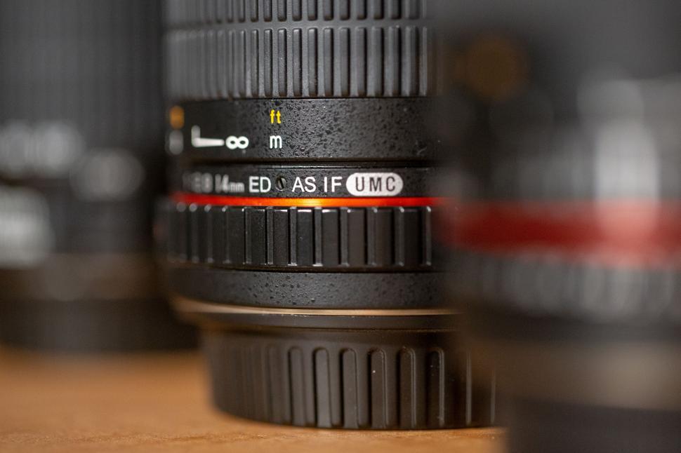 Free Image of Selective focus on camera lens with blurred background 