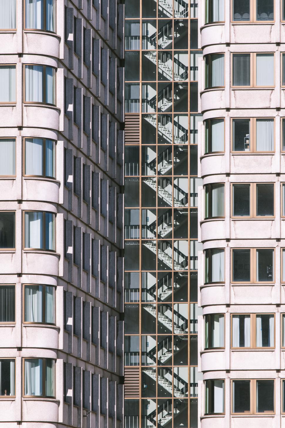 Free Image of Reflective round cornered building design 