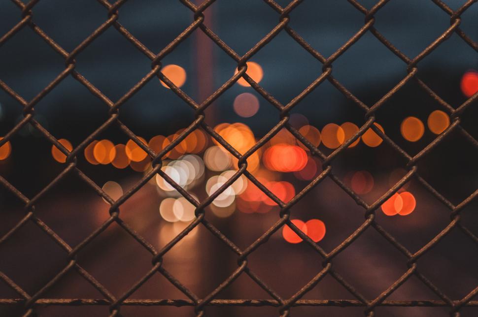 Free Image of Bokeh heart through wire mesh at dusk 