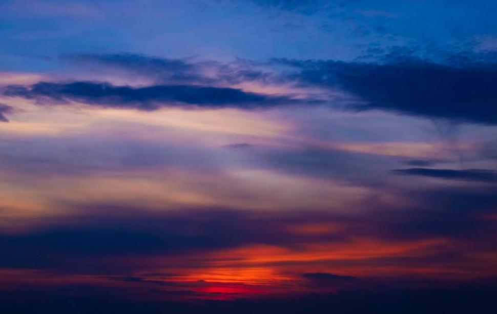 Free Image of Dramatic cloudscape with colorful sunset sky 