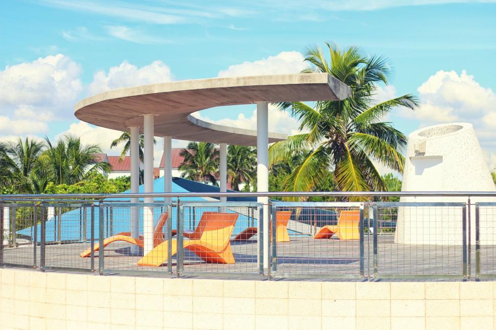 Free Image of Modern oceanfront leisure spot 