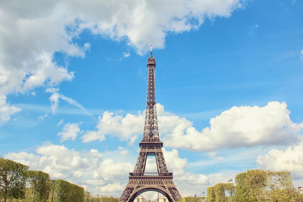 Free Image of Eiffel Tower against a blue sky 