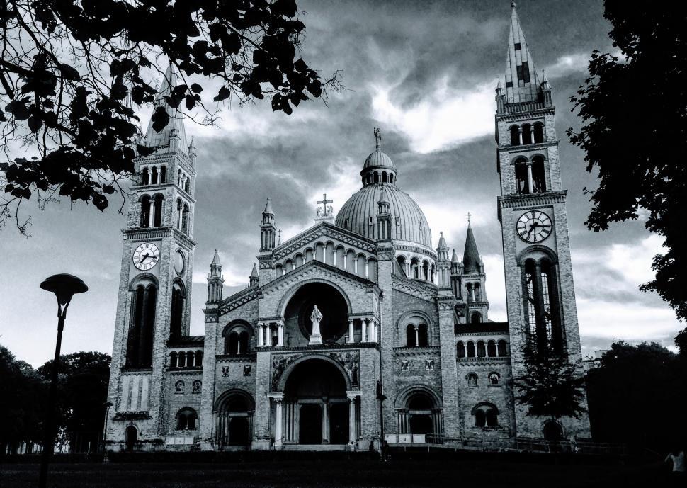Free Image of Majestic cathedral under dramatic sky 