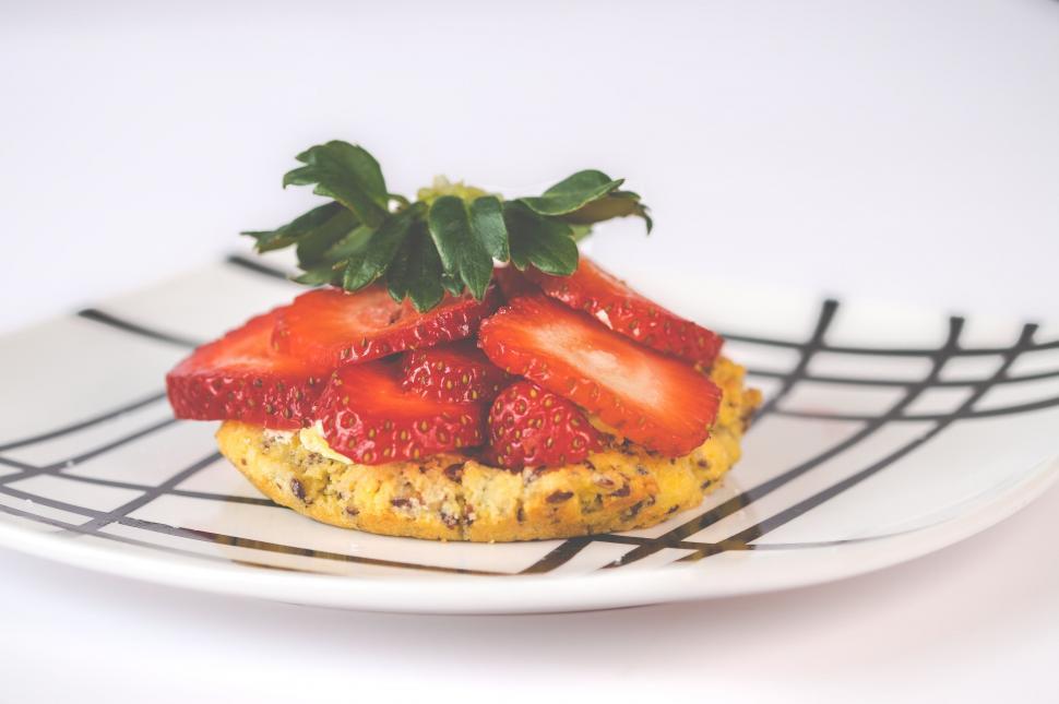 Free Image of Delicious strawberry dessert on modern plate 