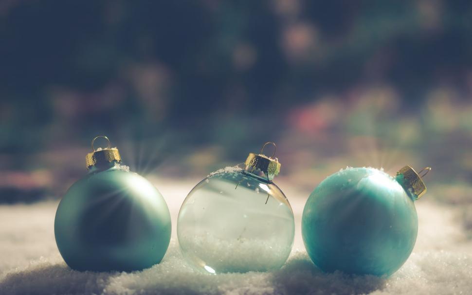 Free Image of Soft focus blue Christmas balls in snow 