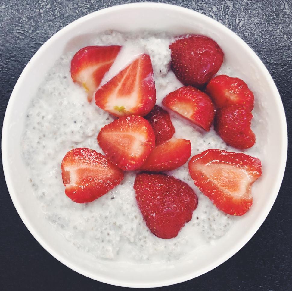 Free Image of Bowl of chia pudding with fresh strawberries 