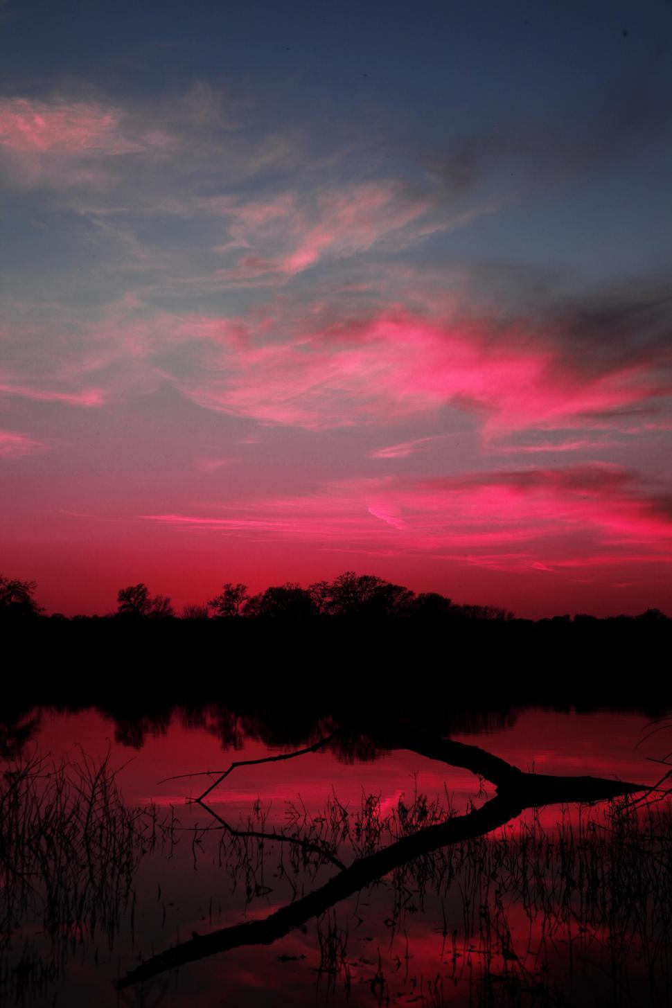 Free Image of Sunset reflection over lake 