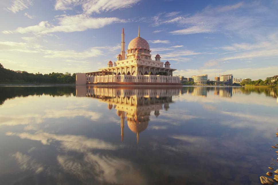 Free Image of Majestic Putra Mosque at sunrise reflection 