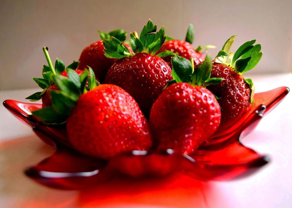 Free Image of Fresh strawberries on a red glass plate 