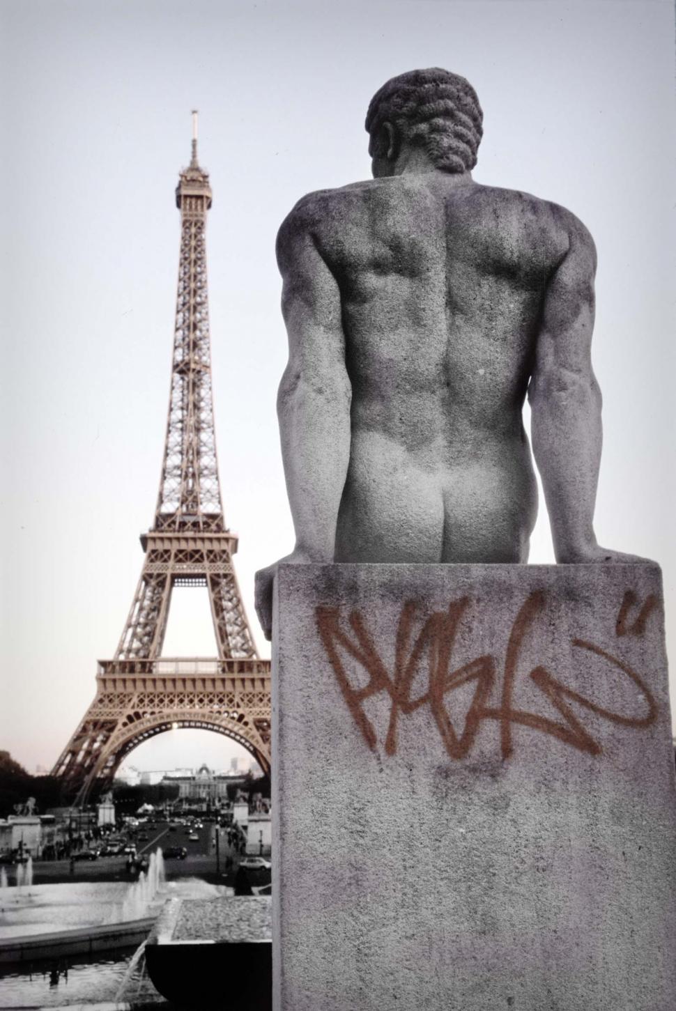 Free Image of Eiffel Tower with statue 