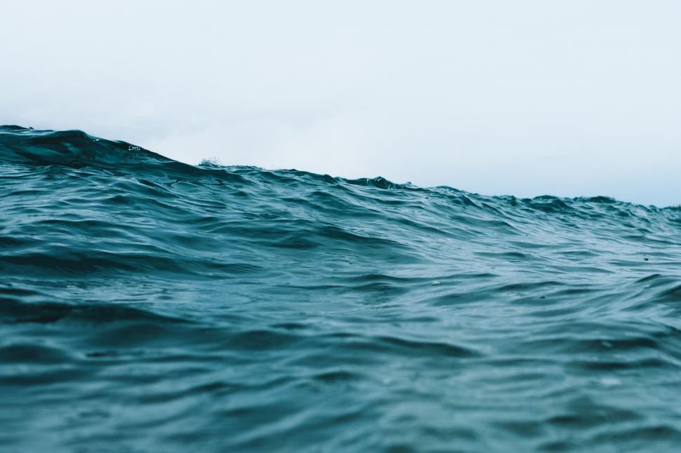 Free Image of Close-up of ocean waves with blue tones 