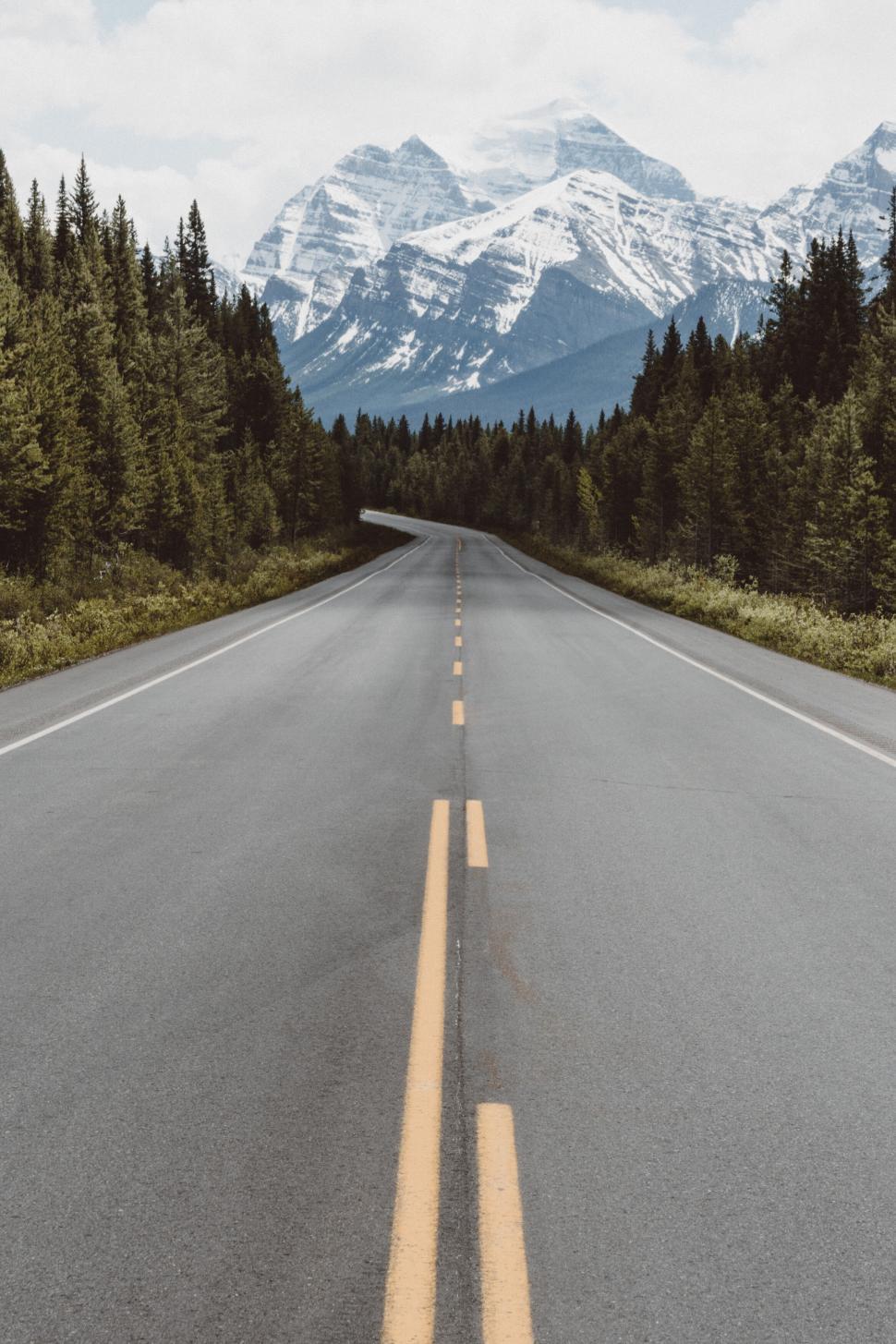 Free Image of Empty road with mountain backdrop in daylight 