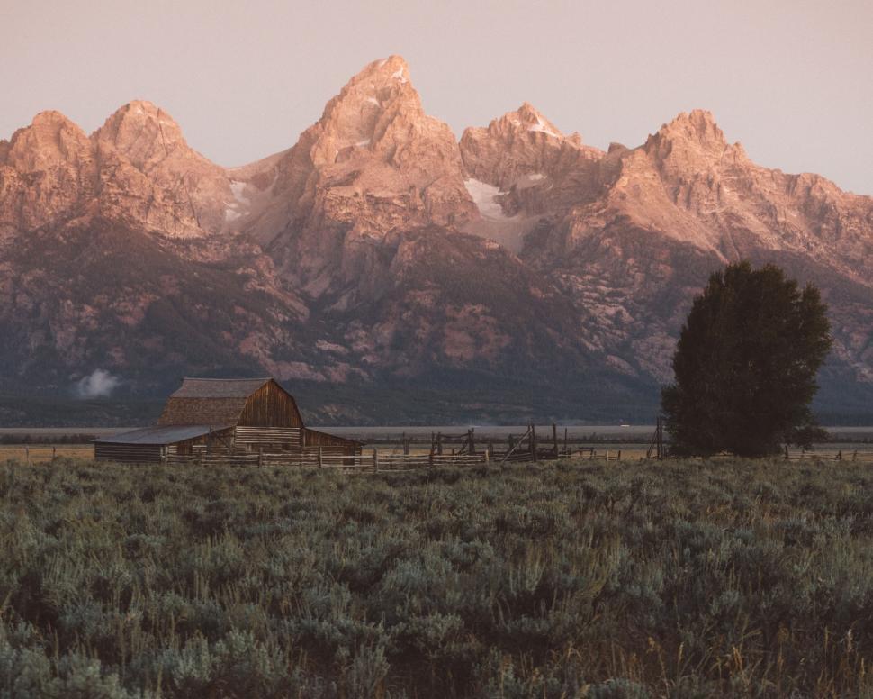 Free Image of Rustic barn with mountain backdrop 
