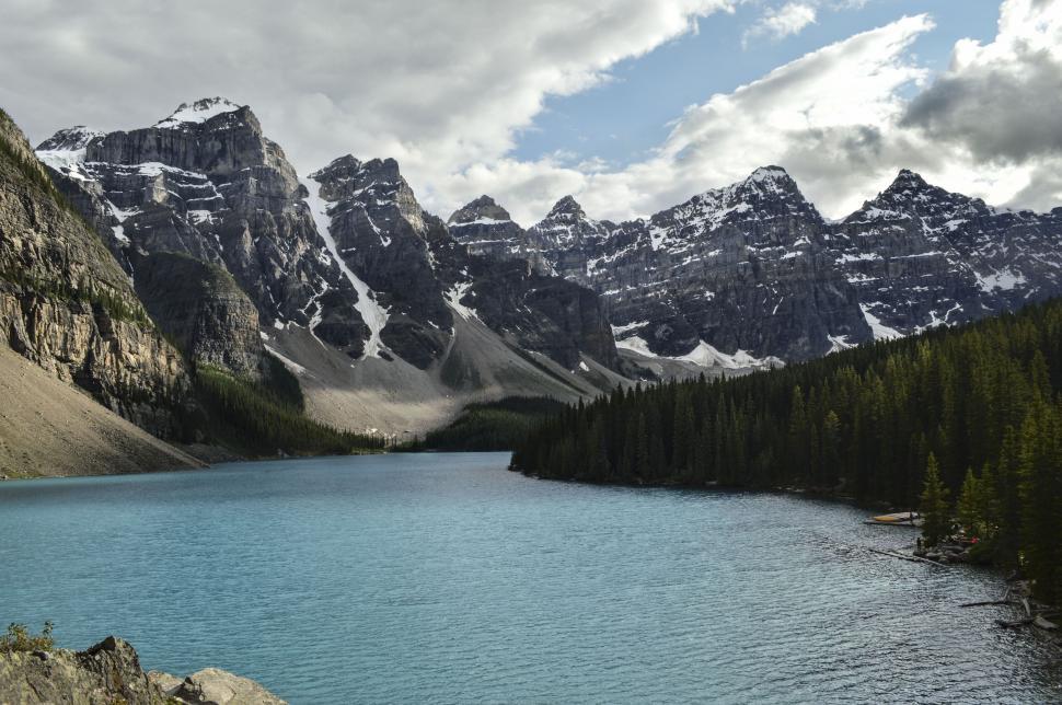 Free Image of Mountain lake with dramatic peaks 