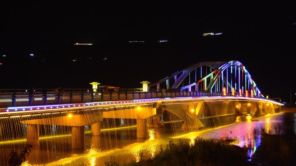 Free Image of Illuminated bridge at night over water 