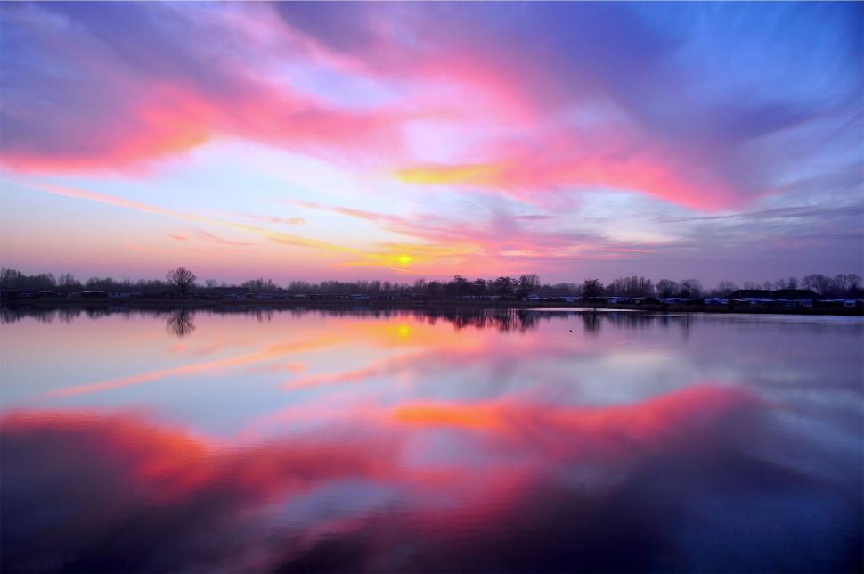 Free Image of Peaceful sunrise reflected in calm waters 