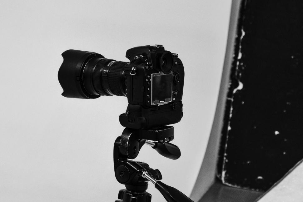 Free Image of Professional camera on a tripod 