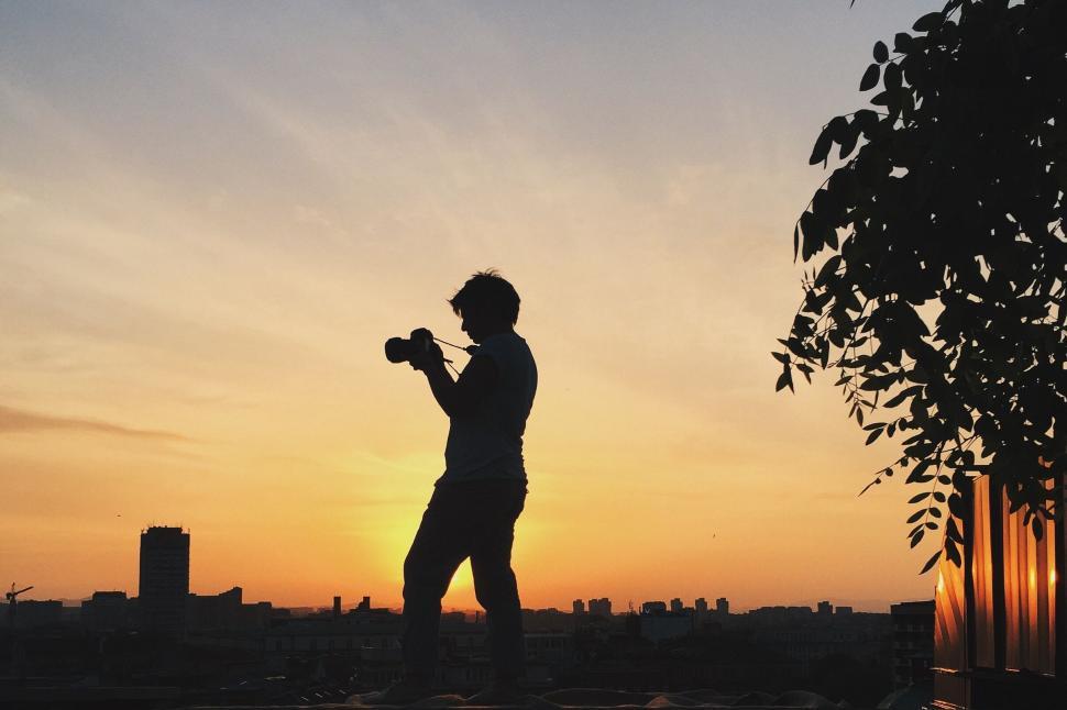 Free Image of Silhouette of photographer at sunset 