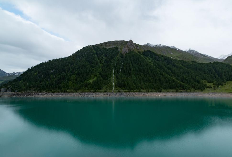 Free Image of Mountain reflection in serene lake 