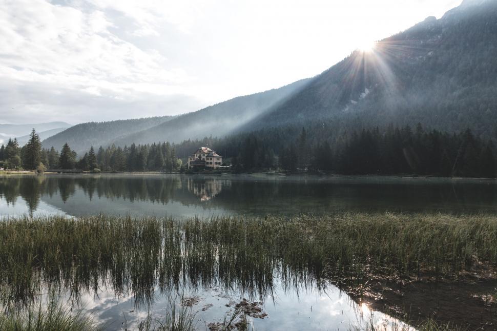 Free Image of House by the misty mountain lake at dawn 