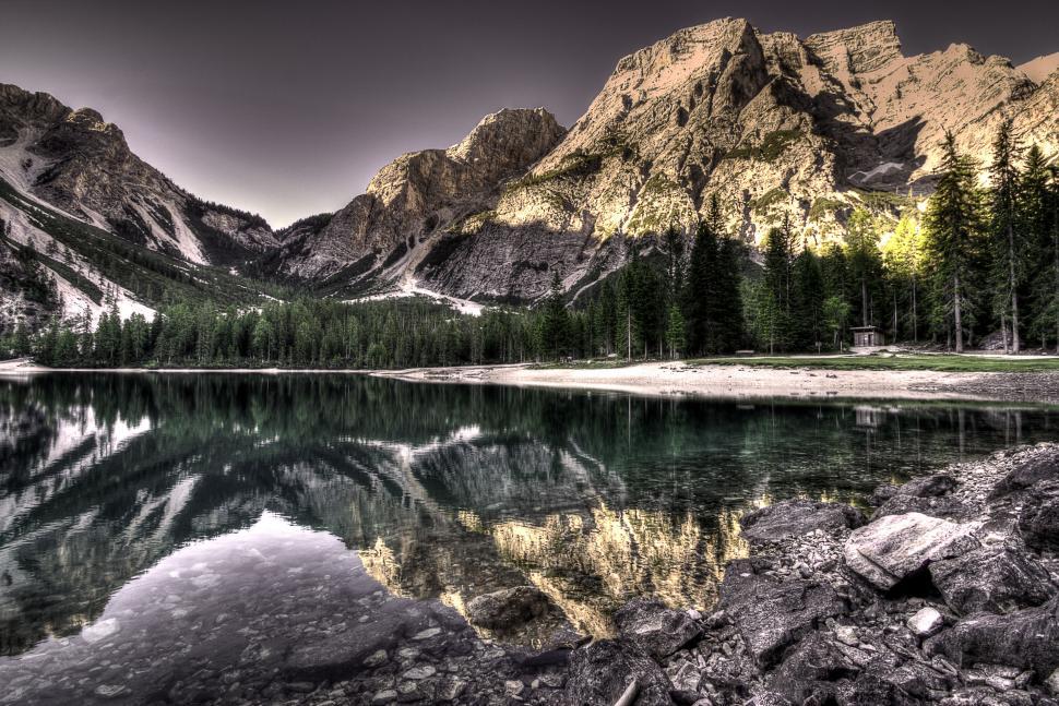 Free Image of Majestic mountain reflection on lake during dusk 