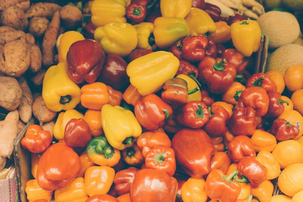 Free Image of Assortment of colorful bell peppers at market 