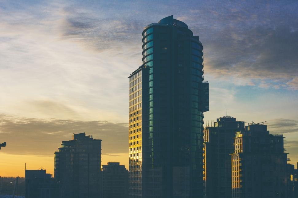 Free Image of Sunset cityscape with a modern building 