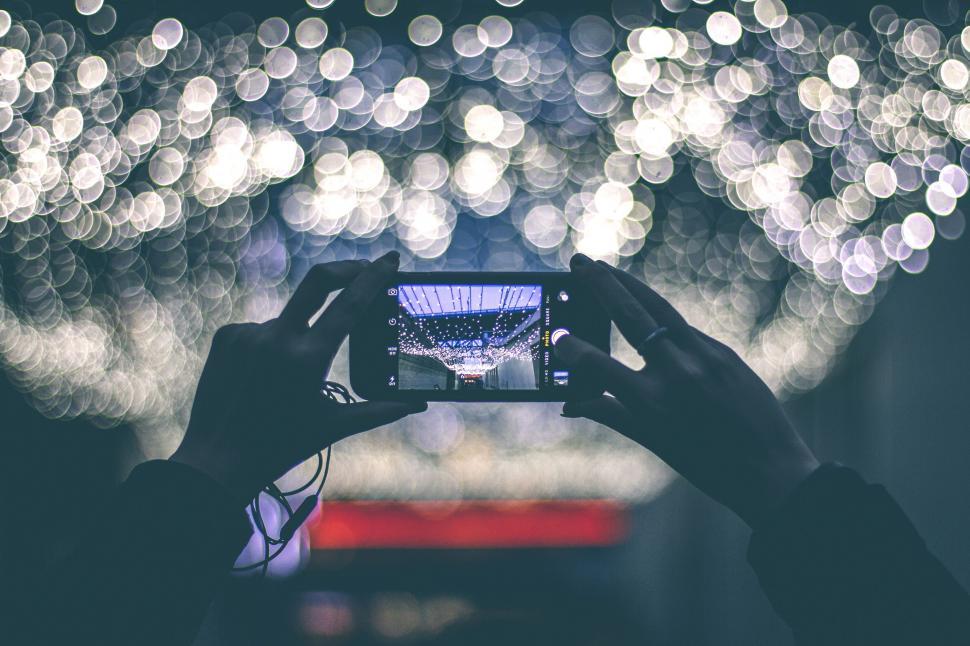 Free Image of Capturing city lights on a smartphone 
