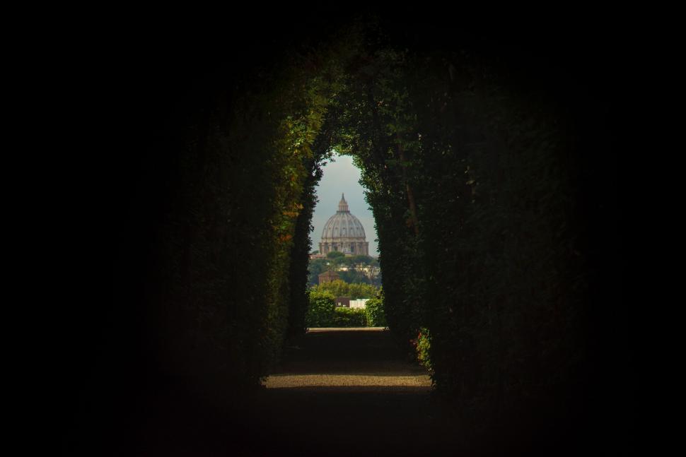 Free Image of Keyhole view of famous landmark dome 