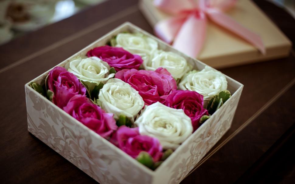 Free Image of Box of colorful roses on a table 