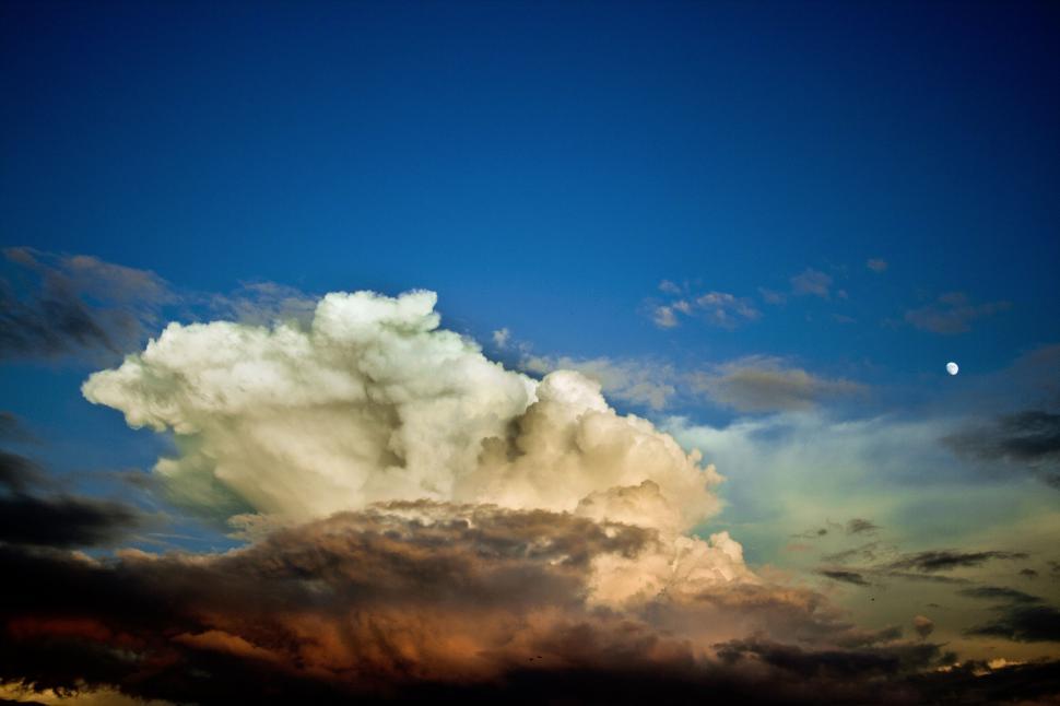 Free Image of Dramatic cloudscape with moon at dusk 