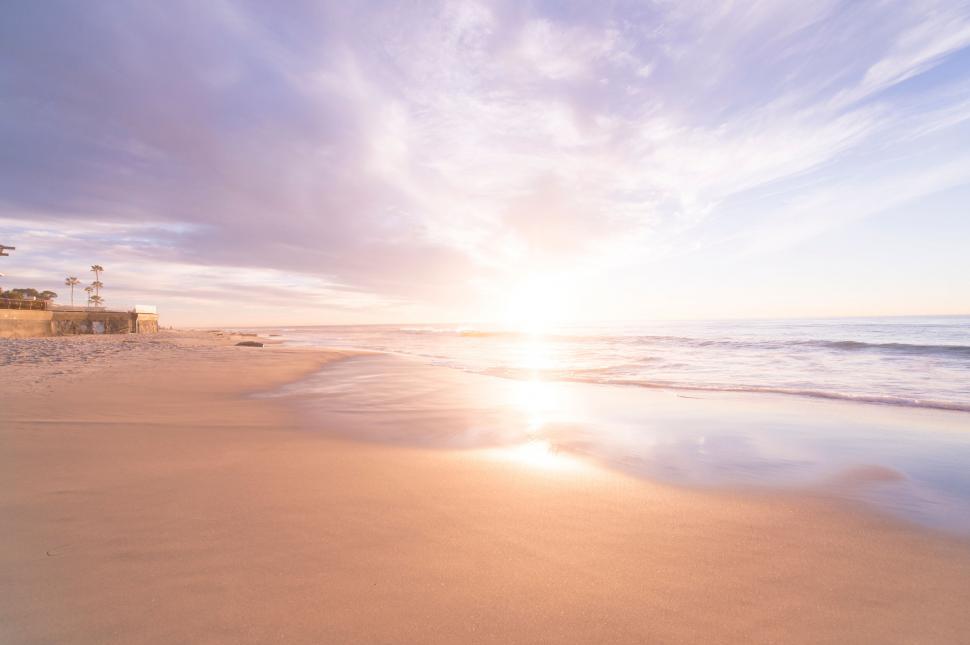 Free Image of Golden sunrise over tranquil beach 