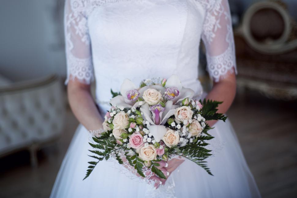 Free Image of Bride holding a beautiful wedding bouquet 