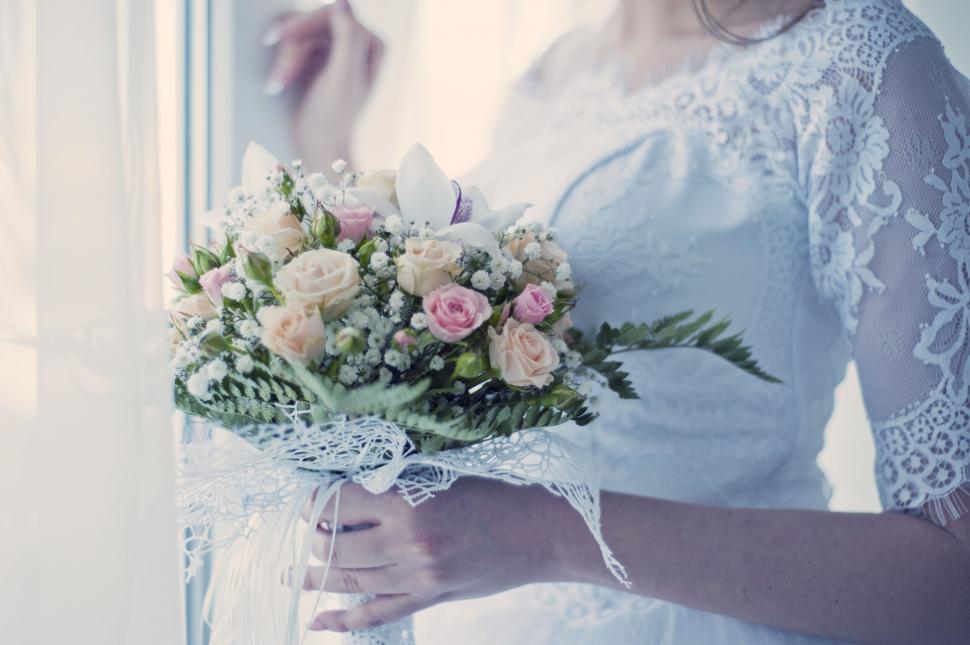 Free Image of Bride holding a delicate wedding bouquet 